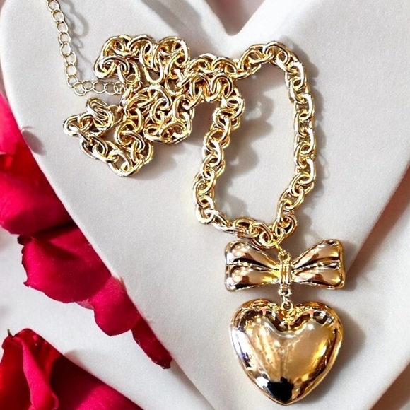 Chunky Golden toned puffed heart pendant necklace - Picture 3 of 16